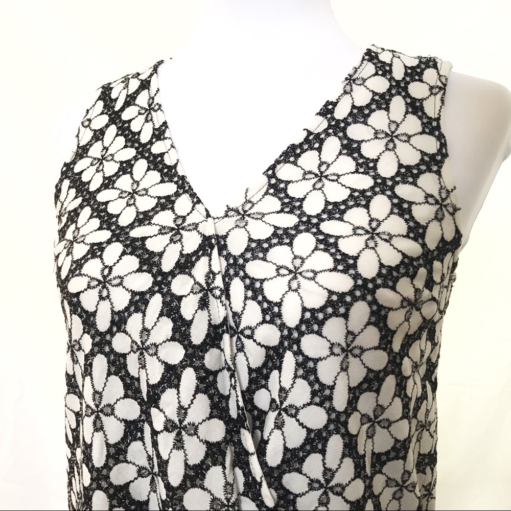 Maeve coralie white black eyelet lace pattern wrap v-neck sleeveless tank top - Picture 4 of 8
